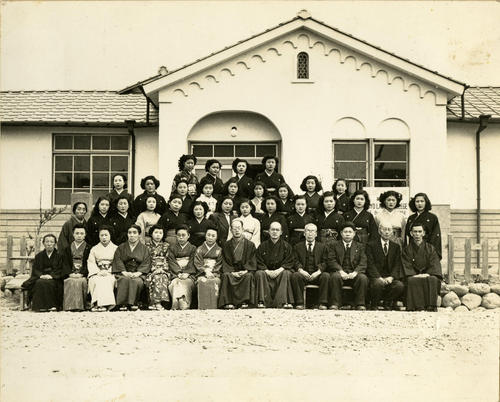 第１回華陽女子学園入学式。花嫁学校という事で、入学された方も少人数で、先生も少なかった。