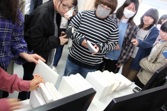 カリスマデザイナーからブックデザインを学ぶ とにかく楽しすぎる授業 その1 デジタルアーカイブ専攻 岐阜女子大学